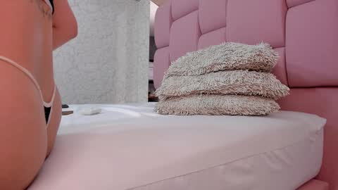 Snapshot of _molly_rosse_ chatting on 01-11-25, 04:03 _molly_rosse_ online show from 01-11-25, 04:03