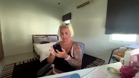 Francine Aisi Morpho - a genus of blue butterflies. online show from 01-08-25, 08:16