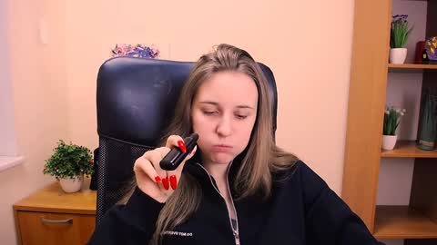 Snapshot of _nicole_new chatting on 01-18-25, 12:15 Nica online show from 01-18-25, 12:15