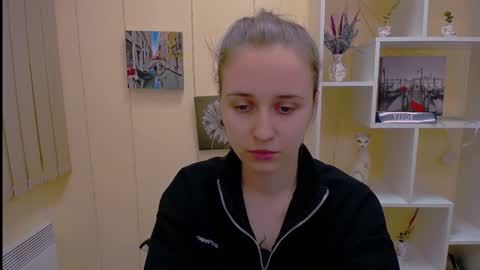 Snapshot of _nicole_new chatting on 03-05-25, 12:44 Nica online show from 03-05-25, 12:44