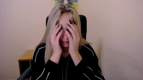 Snapshot of _nicole_new chatting on 09-25-25, 11:47 Nica online show from 09-25-25, 11:47