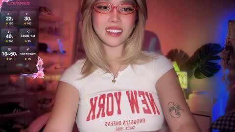 Snapshot of _nippleticklexxx chatting on 09-25-25, 05:05 Lily online show from 09-25-25, 05:05