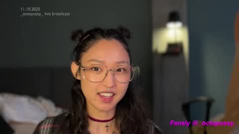 Snapshot of _octopussy_ chatting on 10-11-25, 09:08 Mikayla online show from 10-11-25, 09:08