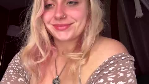 Snapshot of _peaceoutgirlscout_ chatting on 10-06-25, 05:16 _peaceoutgirlscout_ online show from 10-06-25, 05:16