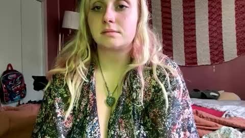 Snapshot of _peaceoutgirlscout_ chatting on 10-09-25, 08:18 _peaceoutgirlscout_ online show from 10-09-25, 08:18