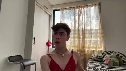 Snapshot of _peachyboy chatting on 06-17-26, 06:09 esteban online show from 06-17-26, 06:09
