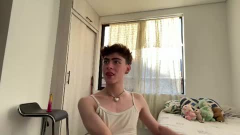 Snapshot of _peachyboy chatting on 06-21-26, 10:23 esteban online show from 06-21-26, 10:23