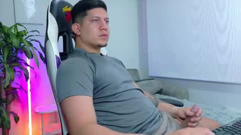 Roberto online show from 02-12-26, 01:06