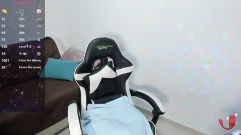 Snapshot of _sarah_banks chatting on 12-18-25, 02:06 Ms. JONES online show from 12-18-25, 02:06