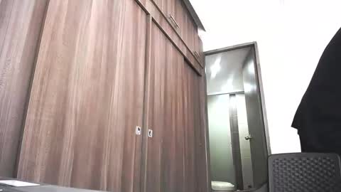 Juan Pablo-independent model online show from 04-21-26, 05:28