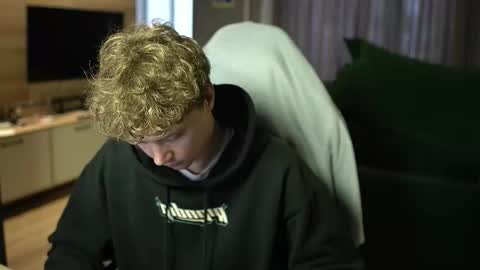 OLIVERpvt is open online show from 02-06-26, 12:08