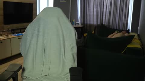 OLIVERpvt is open online show from 02-25-26, 12:04