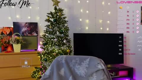 Snapshot of _sweetcams_ chatting on 12-14-24, 10:02 Dasha  online show from 12-14-24, 10:02