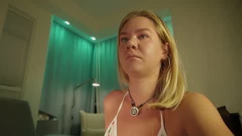 Snapshot of _teasecake_ chatting on 10-30-25, 01:40 Annie online show from 10-30-25, 01:40