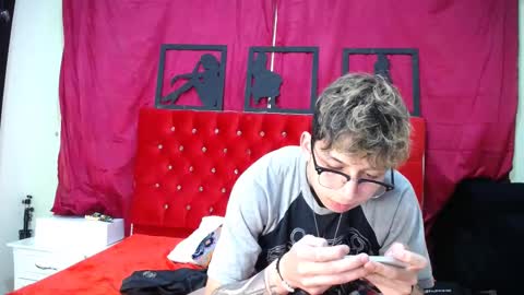 Snapshot of _thomas_hot_ chatting on 02-15-25, 05:19 Thomas online show from 02-15-25, 05:19