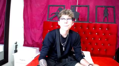 Snapshot of _thomas_hot_ chatting on 02-16-25, 12:19 Thomas online show from 02-16-25, 12:19
