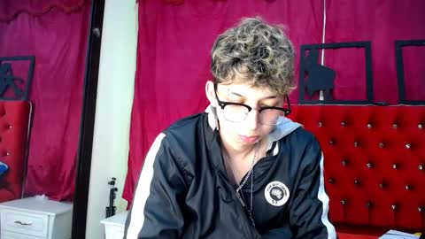 Snapshot of _thomas_hot_ chatting on 02-18-25, 03:31 Thomas online show from 02-18-25, 03:31