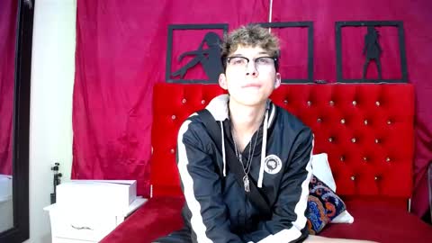 Snapshot of _thomas_hot_ chatting on 02-19-25, 05:16 Thomas online show from 02-19-25, 05:16