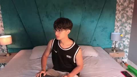 Snapshot of aaron_eze chatting on 04-19-26, 02:16 Aaron Ezequiel online show from 04-19-26, 02:16