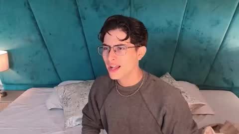 Snapshot of aaron_eze chatting on 04-24-26, 04:42 Aaron Ezequiel online show from 04-24-26, 04:42