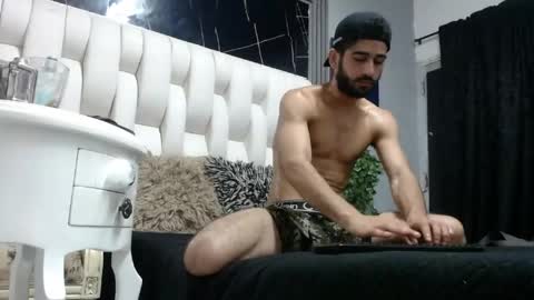 aaron_jones_1 online show from 04-27-26, 07:34