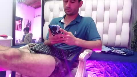 aaron_jones_1 online show from 05-01-26, 07:51