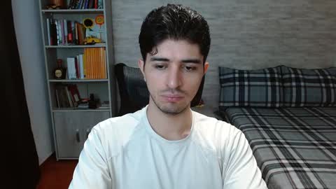 Snapshot of aaron_paul_ chatting on 11-04-25, 07:46 Aaron online show from 11-04-25, 07:46