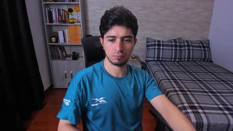 Snapshot of aaron_paul_ chatting on 11-17-25, 04:35 Aaron online show from 11-17-25, 04:35