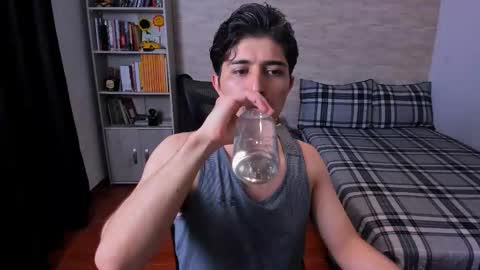 Snapshot of aaron_paul_ chatting on 12-01-25, 12:15 Aaron online show from 12-01-25, 12:15