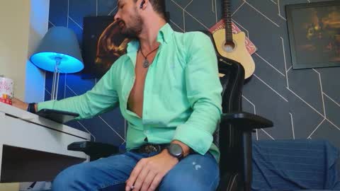 Snapshot of aaronbomer chatting on 09-17-25, 06:37 Aaron online show from 09-17-25, 06:37