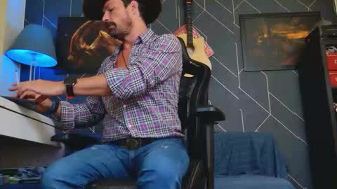 Snapshot of aaronbomer chatting on 09-30-25, 02:22 Aaron online show from 09-30-25, 02:22