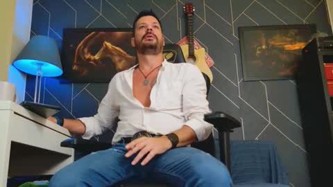 Snapshot of aaronbomer chatting on 10-12-25, 03:05 Aaron online show from 10-12-25, 03:05