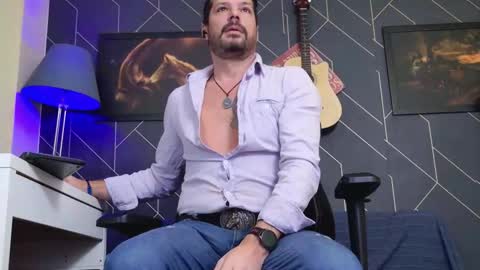 Snapshot of aaronbomer chatting on 11-17-25, 04:18 Aaron online show from 11-17-25, 04:18