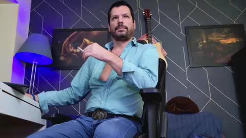 Snapshot of aaronbomer chatting on 12-01-25, 05:45 Aaron online show from 12-01-25, 05:45