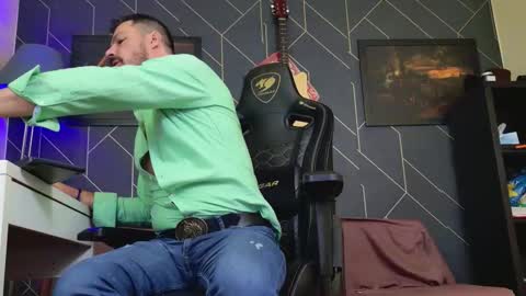 Snapshot of aaronbomer chatting on 12-05-25, 05:49 Aaron online show from 12-05-25, 05:49