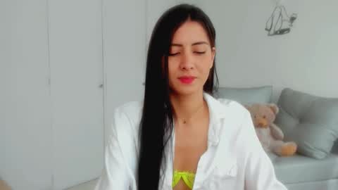 Laura  online show from 12-21-25, 04:03