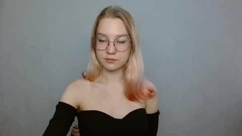 Snapshot of abbymoore__ chatting on 01-14-25, 08:31 Abby Lovense is active online show from 01-14-25, 08:31