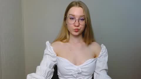 Abby Lovense is active online show from 02-21-26, 03:02