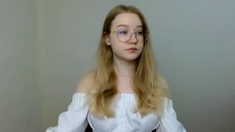 Abby Lovense is active online show from 04-23-26, 10:25