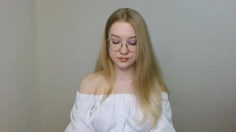 Abby Lovense is active online show from 04-23-26, 12:29