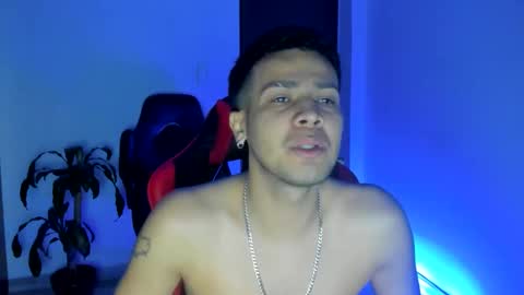 Independence model AbelAsburgo online show from 12-13-25, 11:21