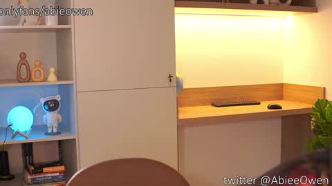 abie_owen online show from 11-12-25, 11:03