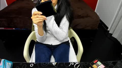 Snapshot of abrillee1 chatting on 12-13-24, 07:43 ABRIL online show from 12-13-24, 07:43