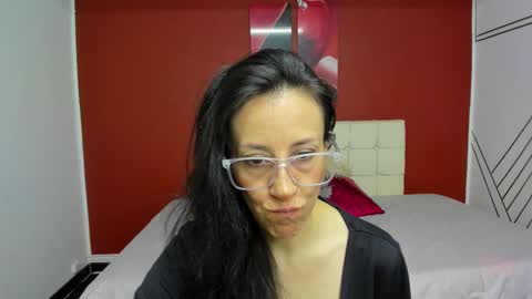 Snapshot of abrillee1 chatting on 03-05-25, 10:32 ABRIL online show from 03-05-25, 10:32