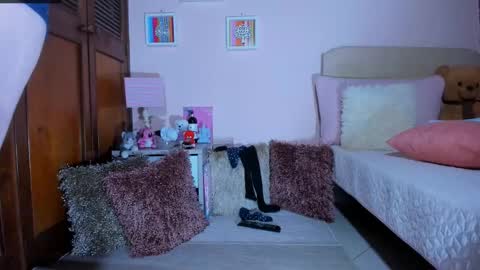 Snapshot of abrilrussell_ chatting on 11-17-25, 01:22 Abril online show from 11-17-25, 01:22