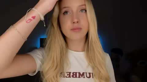 Adele online show from 03-29-26, 09:04