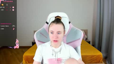 Snapshot of adelina_cowell chatting on 10-26-25, 11:16 Adelina online show from 10-26-25, 11:16