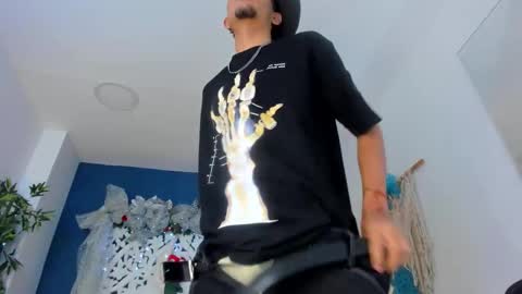 Snapshot of adonis_wb chatting on 12-14-25, 04:51 adonis_wb online show from 12-14-25, 04:51