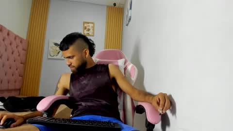 Snapshot of adri_sexboy229 chatting on 09-25-25, 02:04 adri_sexboy229 online show from 09-25-25, 02:04