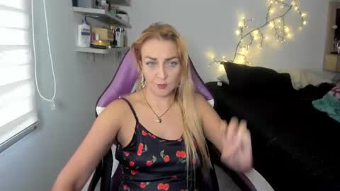 Snapshot of adrianapdes chatting on 07-27-26, 01:07 Adriana Paredes online show from 07-27-26, 01:07